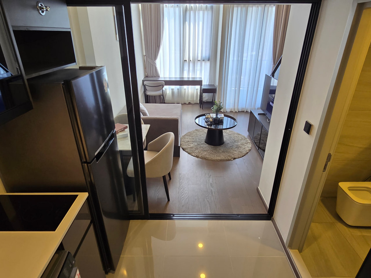 For RentCondoSiam Paragon ,Chulalongkorn,Samyan : Park Origin Chula Samyan【𝐑𝐄𝐍𝐓】🔥Soft luxury in white, gray, and gold. Shiny materials and hidden lighting create a more sophisticated mood in the room.🔥 Contact Line ID: @hacondo