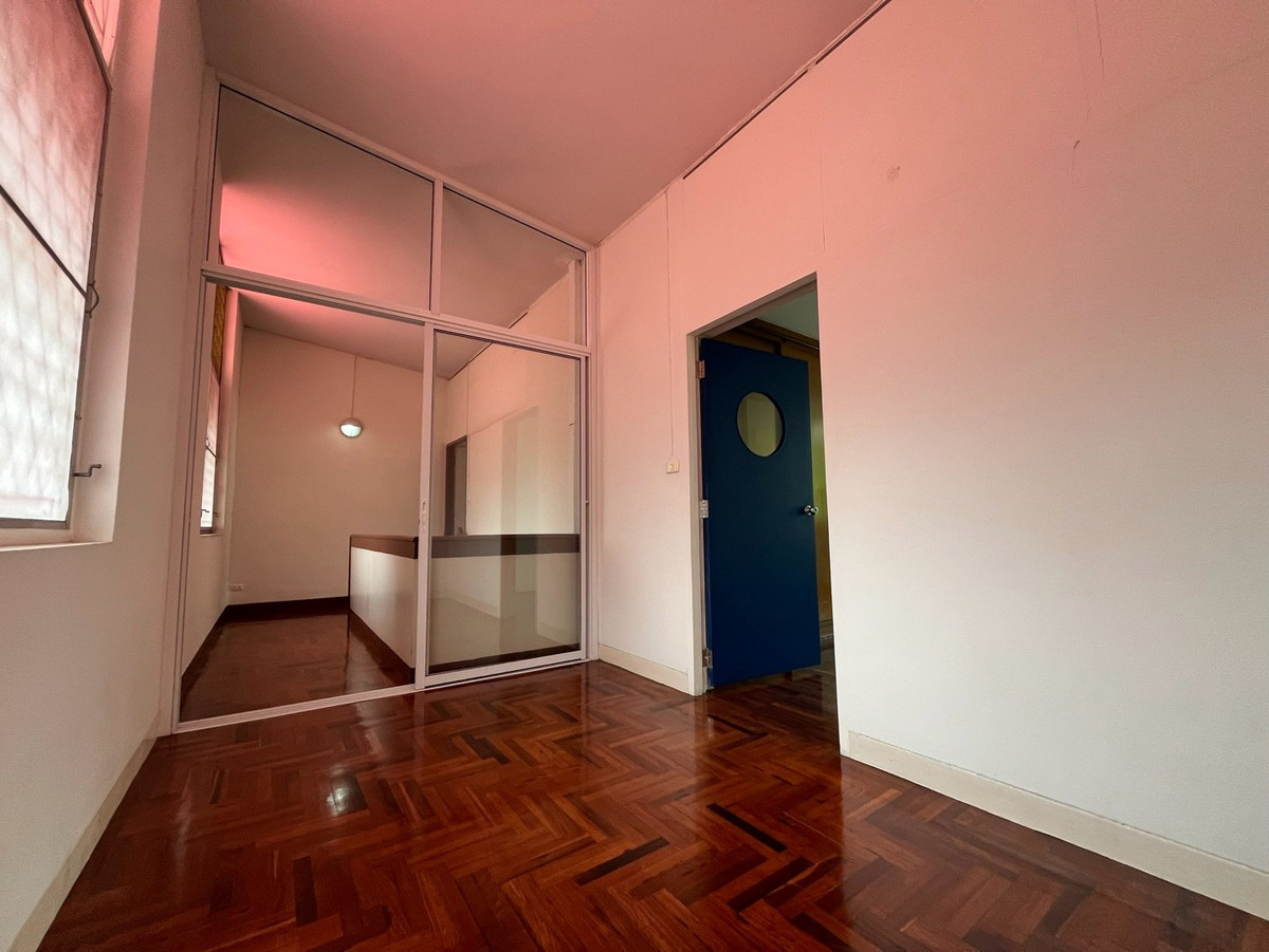 ให้เช่าร้านค้า/ตลาดนัดสุขุมวิท อโศก ทองหล่อ : ให้เช่า พื้นที่ทำธุรกิจ ขนาด 150 ตารางเมตร ซอยเอกมัย สุขุมวิท 63 เขตวัฒนา กรุงเทพมหานคร