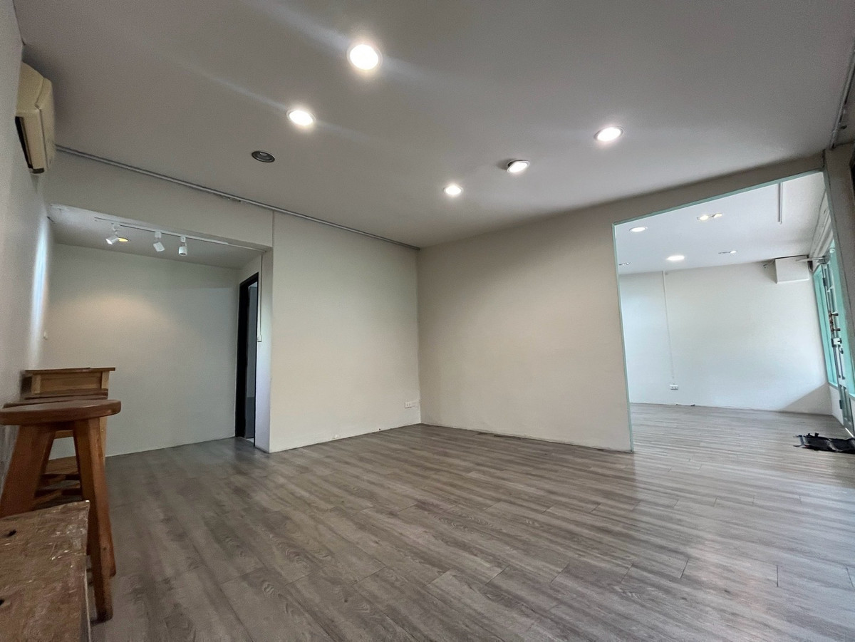 ให้เช่าร้านค้า/ตลาดนัดสุขุมวิท อโศก ทองหล่อ : ให้เช่า พื้นที่ทำธุรกิจ ขนาด 150 ตารางเมตร ซอยเอกมัย สุขุมวิท 63 เขตวัฒนา กรุงเทพมหานคร