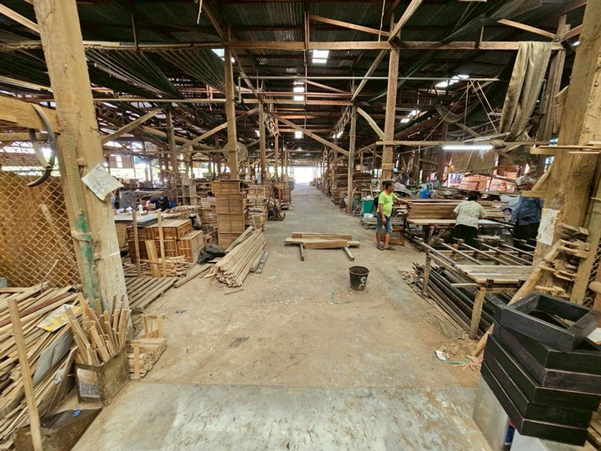 ขายโรงงานปทุมธานี รังสิต ธรรมศาสตร์ : ขาย ที่ดิน ติดถนน บางบัวทอง - สุพรรณบุรี หน้ากว้างประมาณ 90 เมตร เนื้อที่  26 ไร่ พร้อมกิจการ โรงงานไม้สัก ขนาดใหญ่ มีใบอนุญาติ อ.ลาดหลุมแก้ว ปทุมธานี 