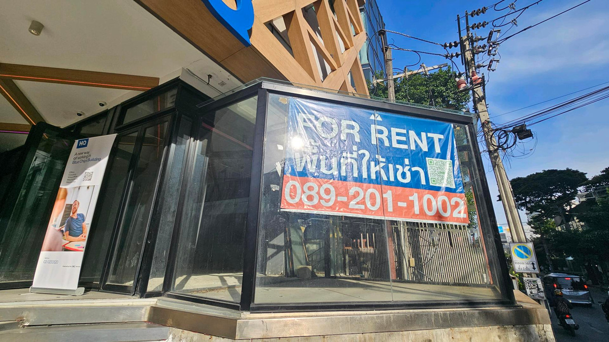 ให้เช่าร้านค้า/ตลาดนัดสุขุมวิท อโศก ทองหล่อ : Front Unit ที่ฮอตที่สุดในทองหล่อ 10 — พร้อมให้เช่าแล้ววันนี้ | เปิดได้ 24 ชม. | เพดานสูง | เหมาะกับร้านอาหาร Day-to-Night