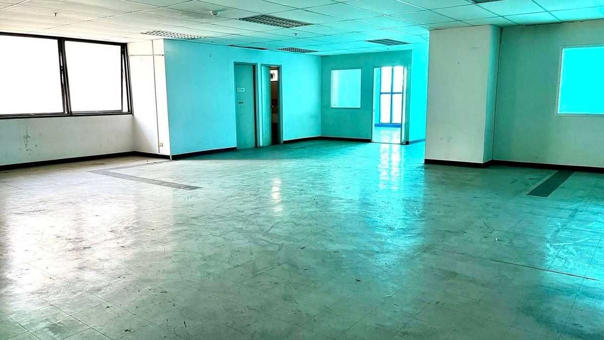 For RentOfficeSilom, Saladaeng, Bangrak : ▲ Office - S&B Tower ▲ Silom-Sathorn, Pan Road (Soi Wat Khaek), near BTS Surasak/St. Louis 400 m. 400 baht/sq m. Cheapest in this area.