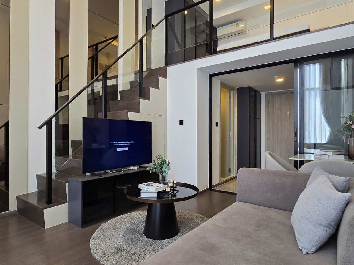 For RentCondoSiam Paragon ,Chulalongkorn,Samyan : Park Origin Chula Samyan【𝐑𝐄𝐍𝐓】🔥Soft luxury in white, gray, and gold. Shiny materials and hidden lighting create a more sophisticated mood in the room.🔥 Contact Line ID: @hacondo