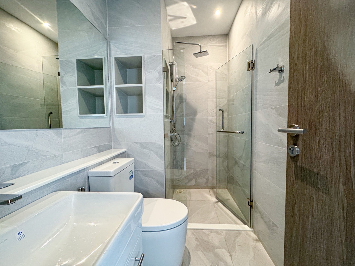 For RentCondoSukhumvit, Asoke, Thonglor : 🔥 Rent now! Brand new, stunning apartment 🔥 RHYTHM Ekkamai Estate. Prime location in the heart of Ekkamai-Thonglor ✨ Close to BTS Ekkamai, super convenient transportation 🚝