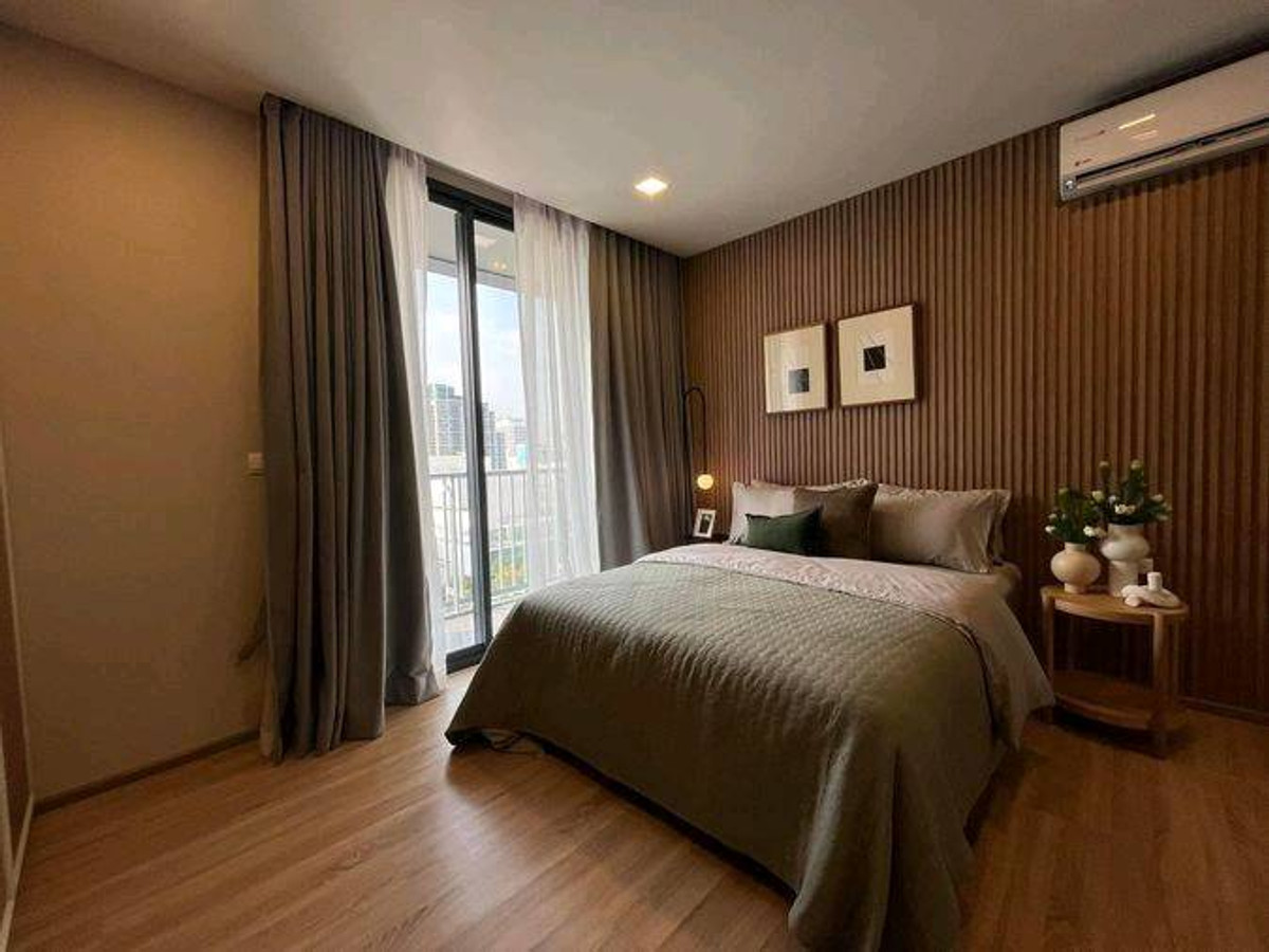 For SaleCondoRatchathewi,Phayathai : XT Phayathai【𝐒𝐄𝐋𝐋 & 𝐑𝐄𝐍𝐓】🔥The room is decorated with modern furniture and orange lights, adding a modern, luxurious studio feel.🔥 Contact Line ID: @hacondo