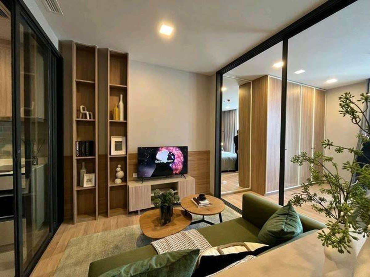 For SaleCondoRatchathewi,Phayathai : XT Phayathai【𝐒𝐄𝐋𝐋 & 𝐑𝐄𝐍𝐓】🔥The room is decorated with modern furniture and orange lights, adding a modern, luxurious studio feel.🔥 Contact Line ID: @hacondo