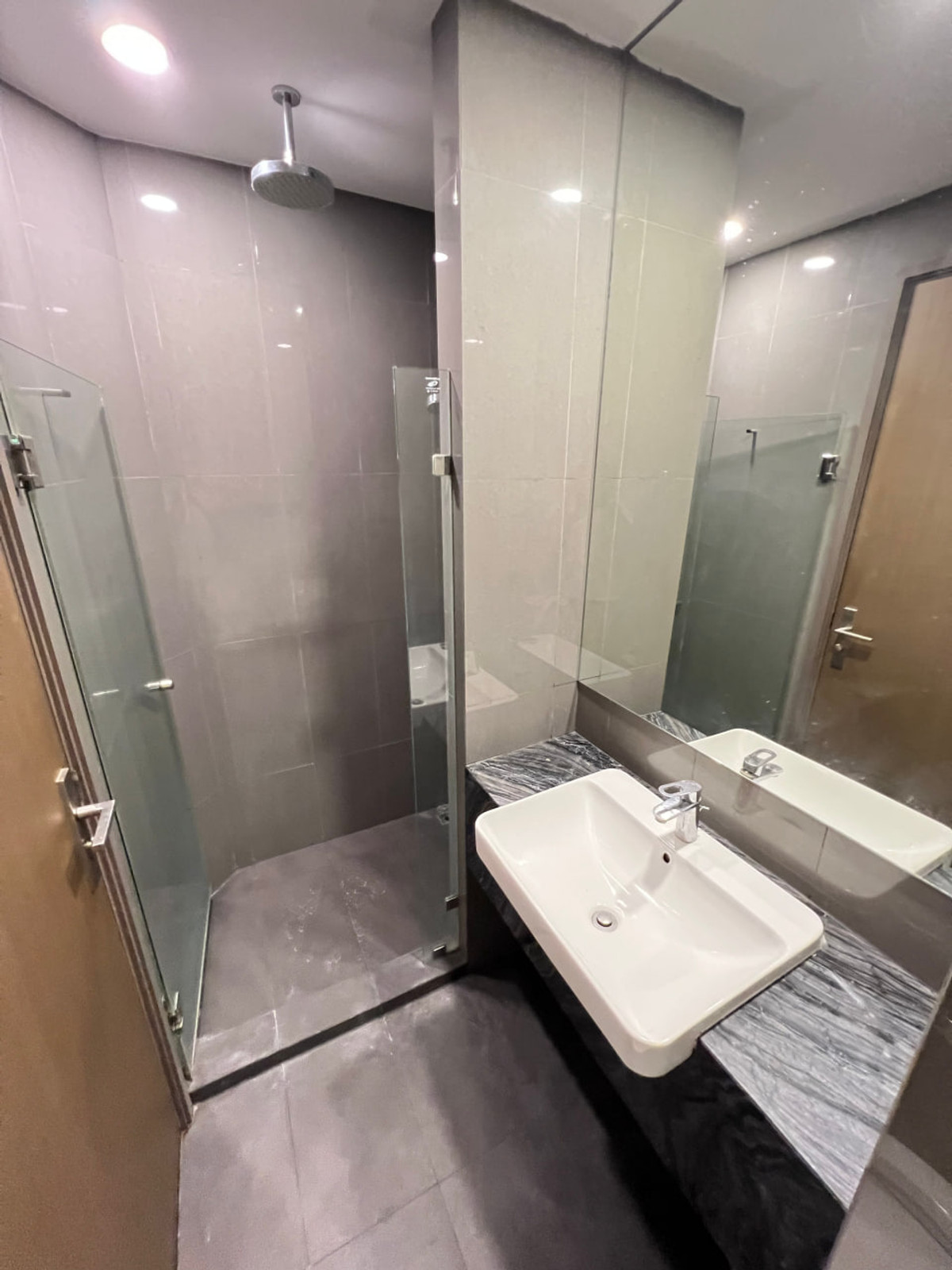 For RentCondoSiam Paragon ,Chulalongkorn,Samyan : Ashton Chula Silom【𝐑𝐄𝐍𝐓】🔥A dark-toned, cool room decorated with sharp-line furniture and hidden lights, adding a luxurious, modern vibe with charisma🔥 Contact Line ID: @hacondo