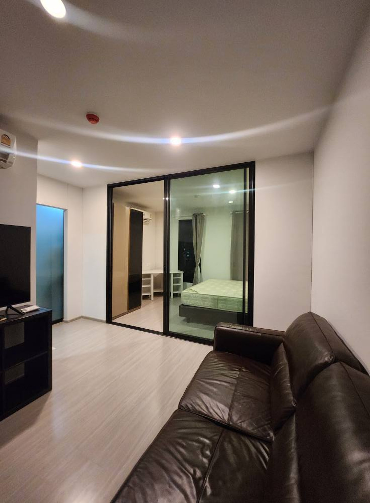 For RentCondoRama9, Petchburi, RCA : 🏷️ [For Rent] Aspire Asoke-Ratchada | 1BR 30.31 sq.m | 8th Floor | 16,000 THB | Ref: T2095 | LINE: @323gqmho | Tel: 064-831-5424