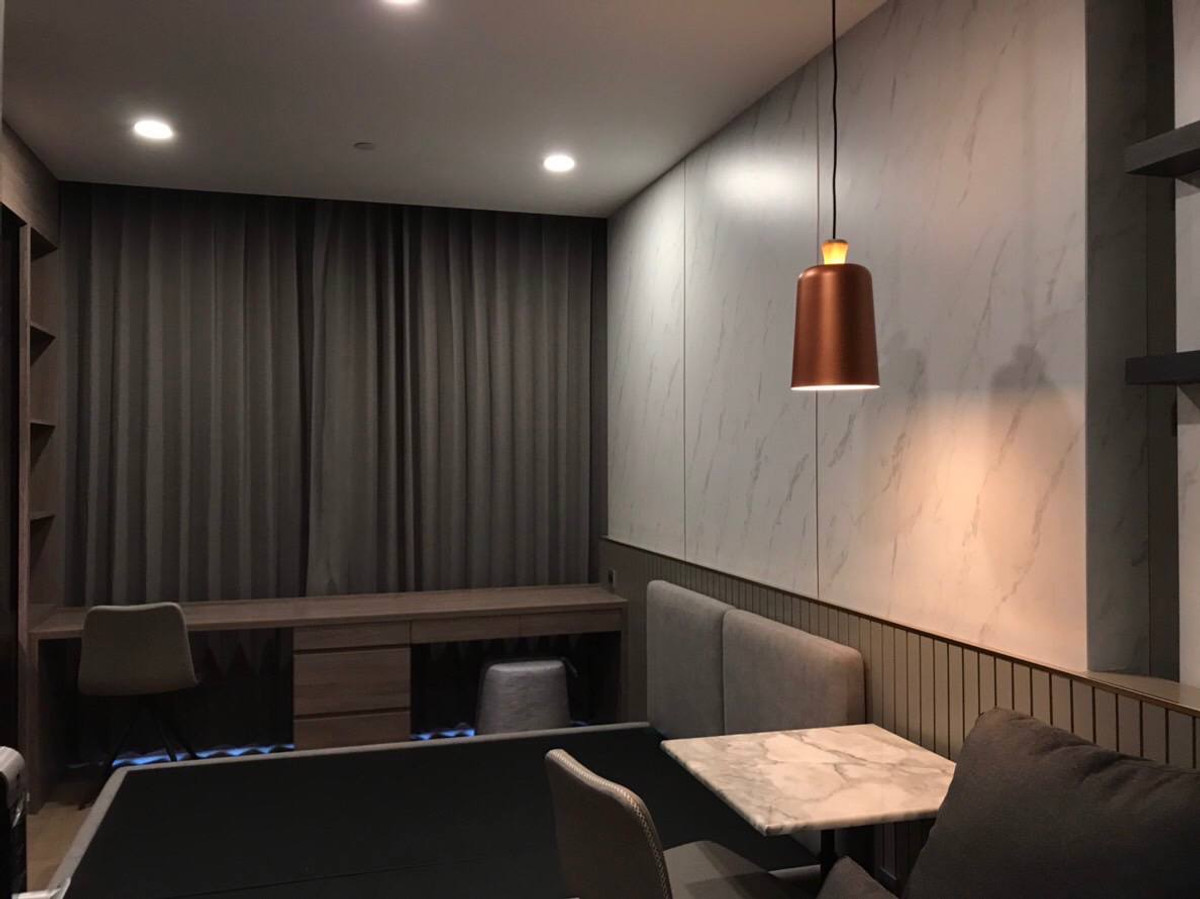 ให้เช่าคอนโดสยาม จุฬา สามย่าน : Ashton Chula Silom【𝐑𝐄𝐍𝐓】🔥ห้องโทนเข้มสุดเท่ แต่งด้วยเฟอร์เส้นคมและไฟซ่อน เพิ่มกลิ่นอายลักซ์โมเดิร์นแบบมีคาริสมา🔥 ติดต่อไลน์ไอดี: @hacondo