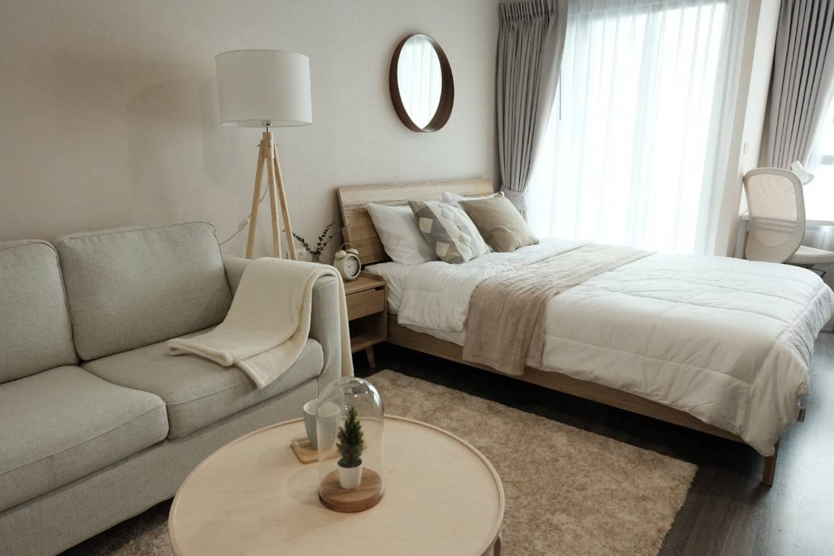 For RentCondoSiam Paragon ,Chulalongkorn,Samyan : Ideo Chula Samyan【𝐑𝐄𝐍𝐓】🔥Cream tones and sharp, minimalist furniture make the room look expensive, quiet, and Muji-like, perfect for those with a sweet tooth🔥 Contact Line ID: @hacondo