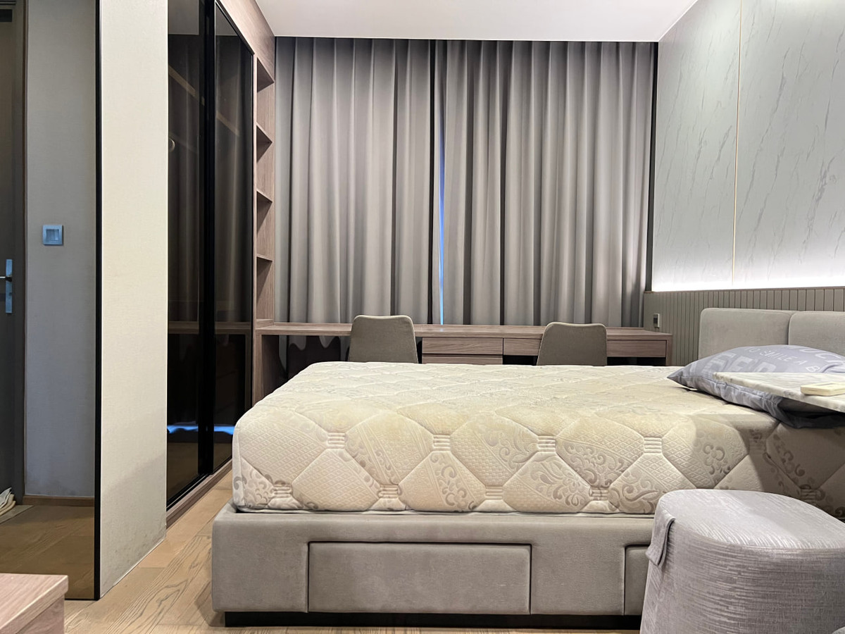 For RentCondoSiam Paragon ,Chulalongkorn,Samyan : Ashton Chula Silom【𝐑𝐄𝐍𝐓】🔥A dark-toned, cool room decorated with sharp-line furniture and hidden lights, adding a luxurious, modern vibe with charisma🔥 Contact Line ID: @hacondo
