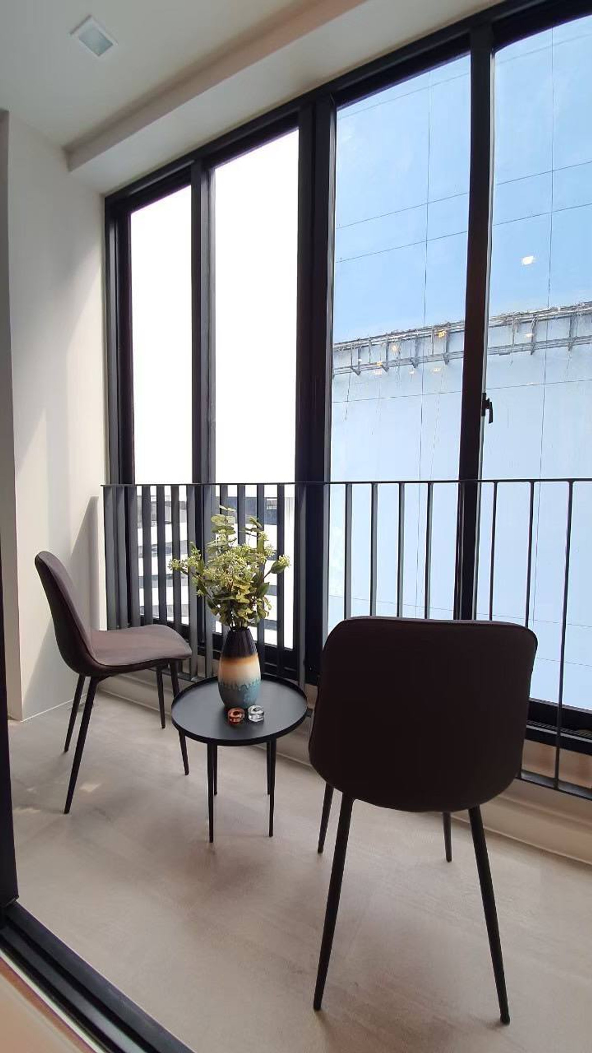 For SaleCondoAri,Anusaowaree : Ideo Q Victory【𝐒𝐄𝐋𝐋 & 𝐑𝐄𝐍𝐓】🔥Modern design with cream-gray furniture and added lighting to add dimension to the room, making it look more luxurious and sharp.🔥 Contact Line ID: @hacondo