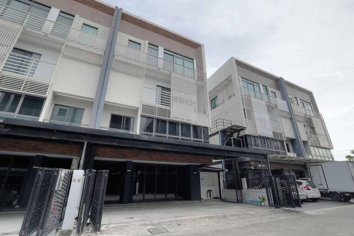 For SaleTownhomeKaset Nawamin,Ladplakao : ✨Hot Spot for Celebrities & Influencers — Move-in Ready Home Office