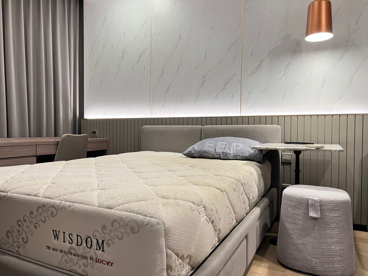 For RentCondoSiam Paragon ,Chulalongkorn,Samyan : Ashton Chula Silom【𝐑𝐄𝐍𝐓】🔥A dark-toned, cool room decorated with sharp-line furniture and hidden lights, adding a luxurious, modern vibe with charisma🔥 Contact Line ID: @hacondo