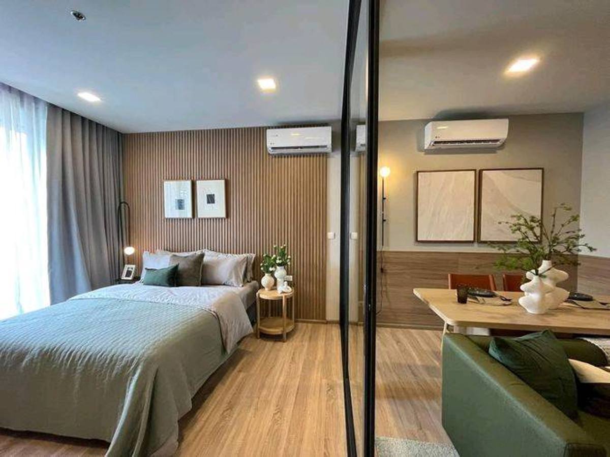For SaleCondoRatchathewi,Phayathai : XT Phayathai【𝐒𝐄𝐋𝐋 & 𝐑𝐄𝐍𝐓】🔥The room is decorated with modern furniture and orange lights, adding a modern, luxurious studio feel.🔥 Contact Line ID: @hacondo