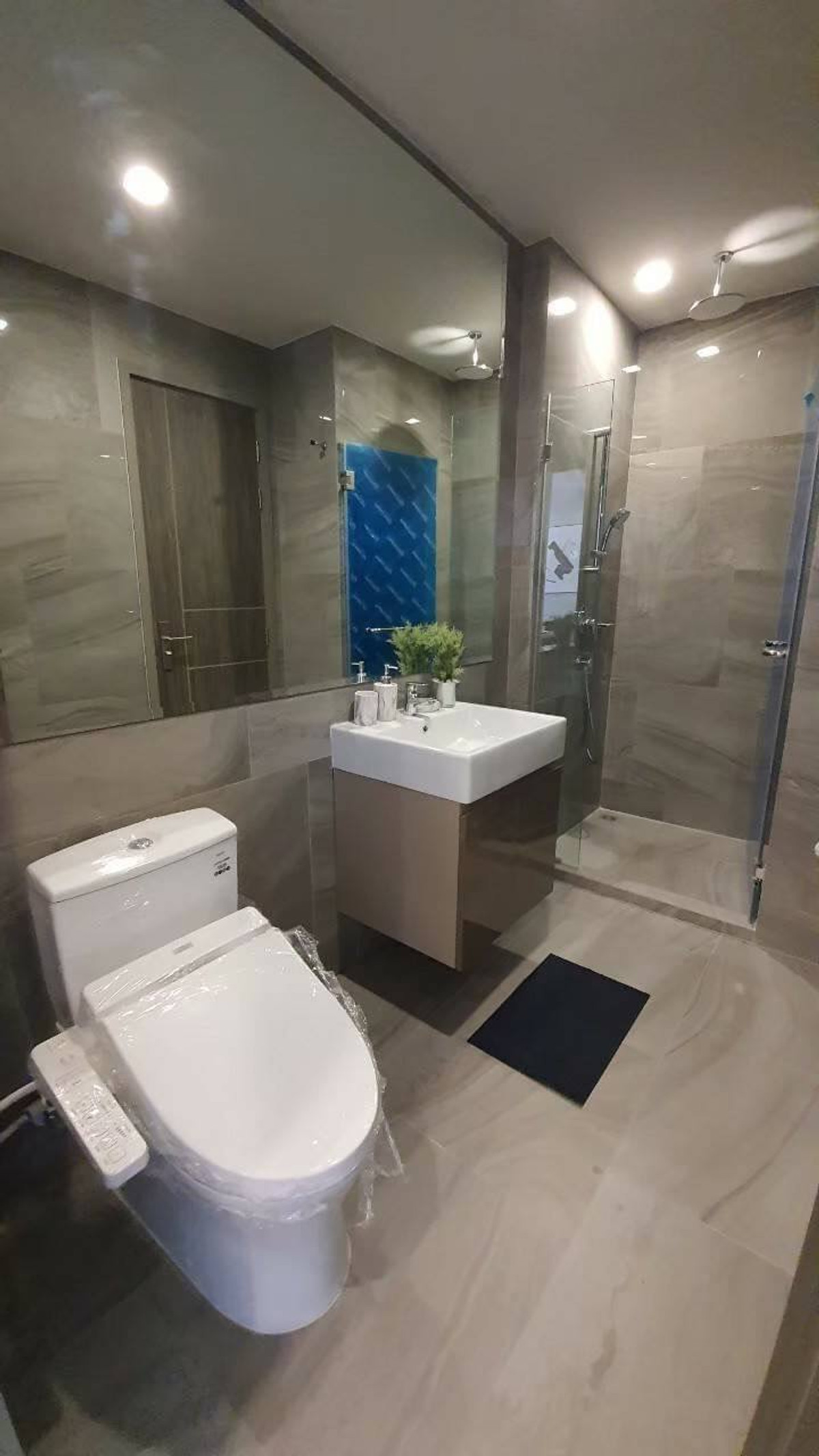 For SaleCondoAri,Anusaowaree : Ideo Q Victory【𝐒𝐄𝐋𝐋 & 𝐑𝐄𝐍𝐓】🔥Modern design with cream-gray furniture and added lighting to add dimension to the room, making it look more luxurious and sharp.🔥 Contact Line ID: @hacondo