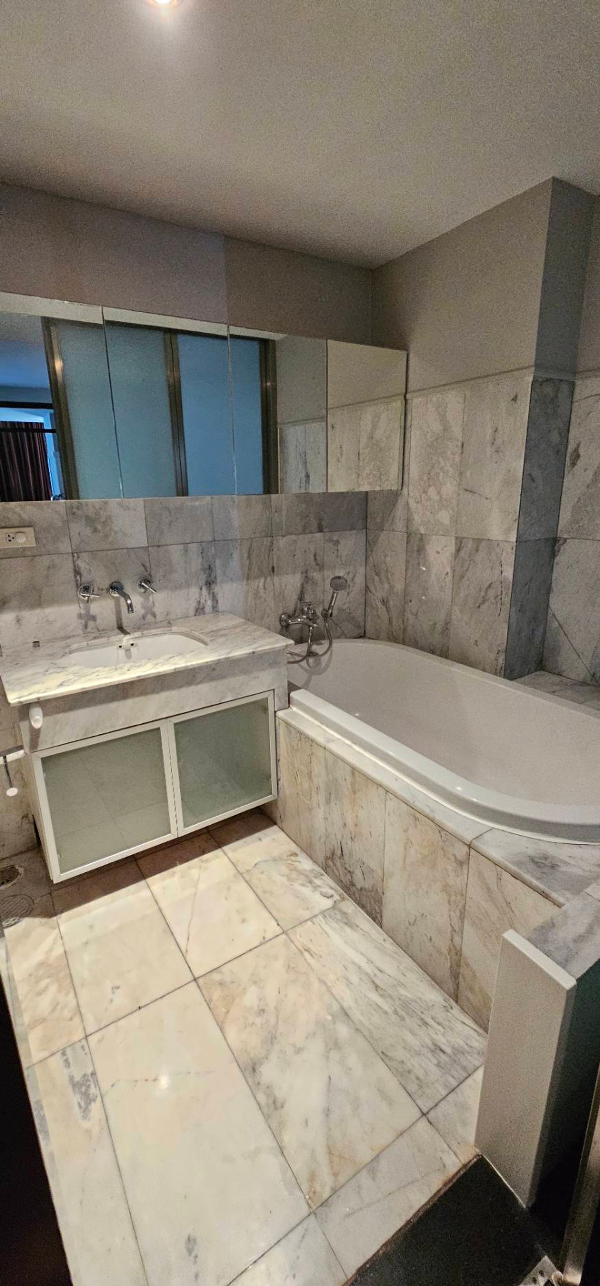 ให้เช่าคอนโดวิทยุ ชิดลม หลังสวน : Condo BTS CHIDLOM Urbana langsuan 145sq,m 2 beds, 3 baths