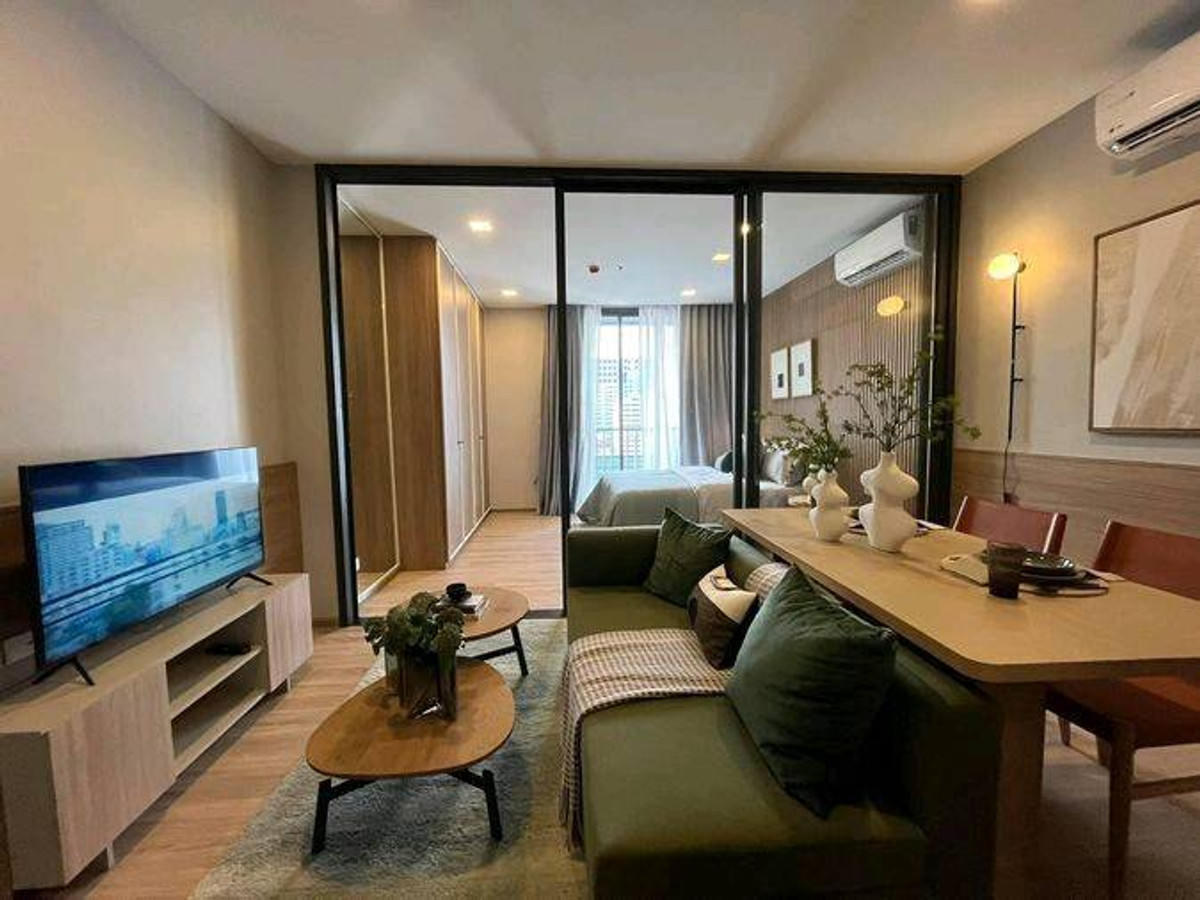For SaleCondoRatchathewi,Phayathai : XT Phayathai【𝐒𝐄𝐋𝐋 & 𝐑𝐄𝐍𝐓】🔥The room is decorated with modern furniture and orange lights, adding a modern, luxurious studio feel.🔥 Contact Line ID: @hacondo