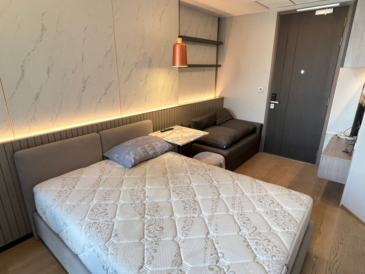 For RentCondoSiam Paragon ,Chulalongkorn,Samyan : Ashton Chula Silom【𝐑𝐄𝐍𝐓】🔥A dark-toned, cool room decorated with sharp-line furniture and hidden lights, adding a luxurious, modern vibe with charisma🔥 Contact Line ID: @hacondo