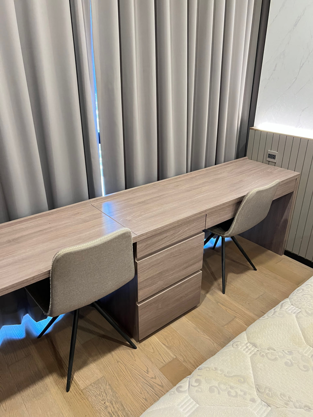 For RentCondoSiam Paragon ,Chulalongkorn,Samyan : Ashton Chula Silom【𝐑𝐄𝐍𝐓】🔥A dark-toned, cool room decorated with sharp-line furniture and hidden lights, adding a luxurious, modern vibe with charisma🔥 Contact Line ID: @hacondo