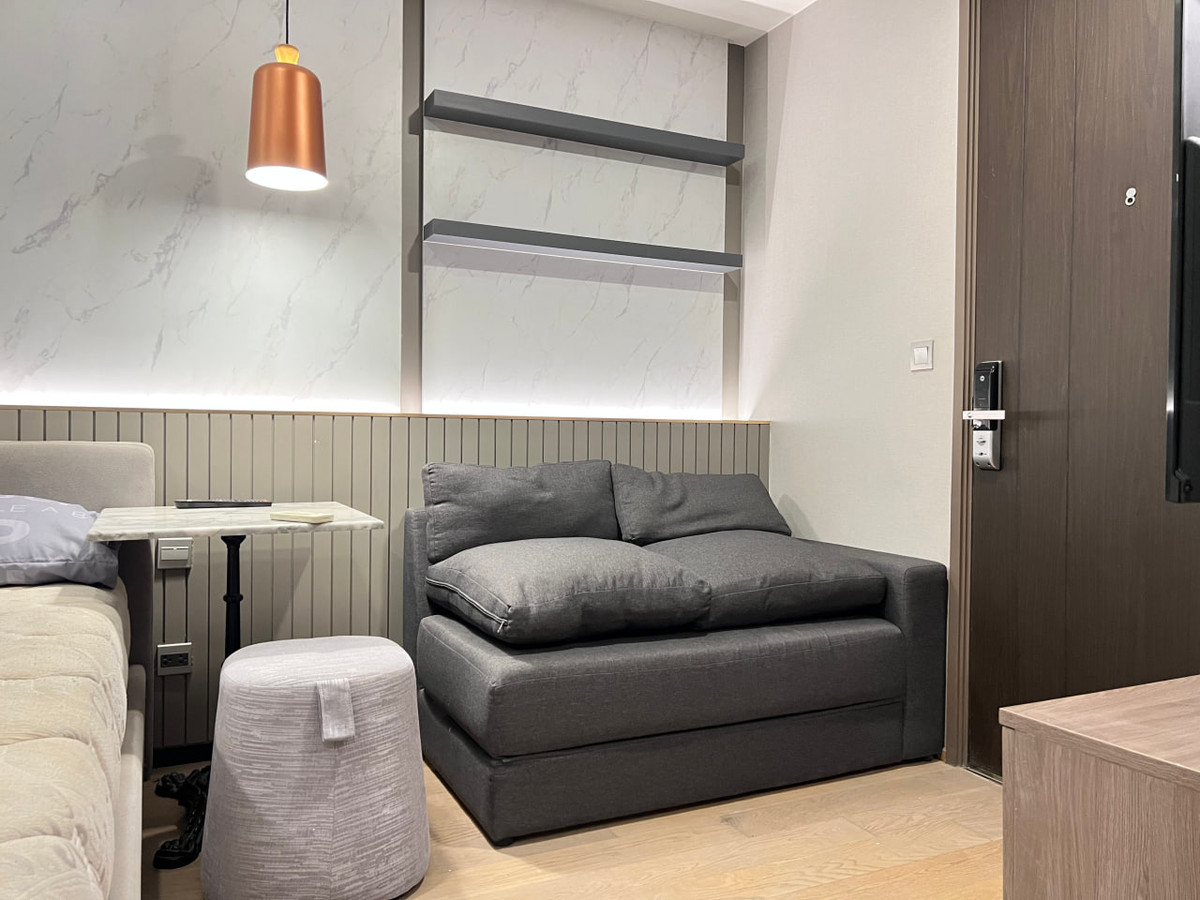 For RentCondoSiam Paragon ,Chulalongkorn,Samyan : Ashton Chula Silom【𝐑𝐄𝐍𝐓】🔥A dark-toned, cool room decorated with sharp-line furniture and hidden lights, adding a luxurious, modern vibe with charisma🔥 Contact Line ID: @hacondo