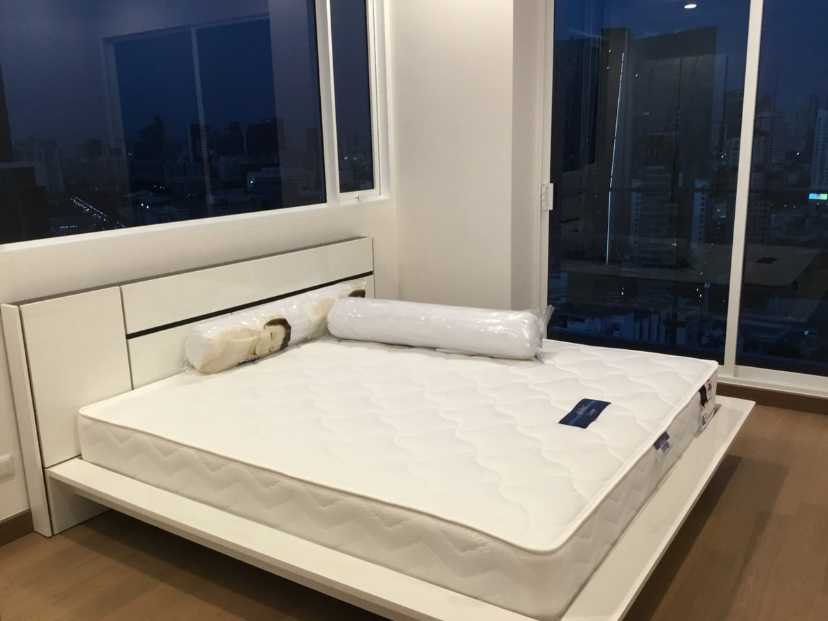 For RentCondoSilom, Saladaeng, Bangrak : Supalai Elite Surawong【𝐑𝐄𝐍𝐓】🔥A room with a brown tone, sleek furniture details, adding a premium touch to the style of an adult who loves neatness🔥 Contact Line ID: @hacondo