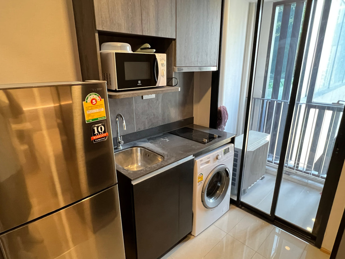 For RentCondoSiam Paragon ,Chulalongkorn,Samyan : Ashton Chula Silom【𝐑𝐄𝐍𝐓】🔥A dark-toned, cool room decorated with sharp-line furniture and hidden lights, adding a luxurious, modern vibe with charisma🔥 Contact Line ID: @hacondo