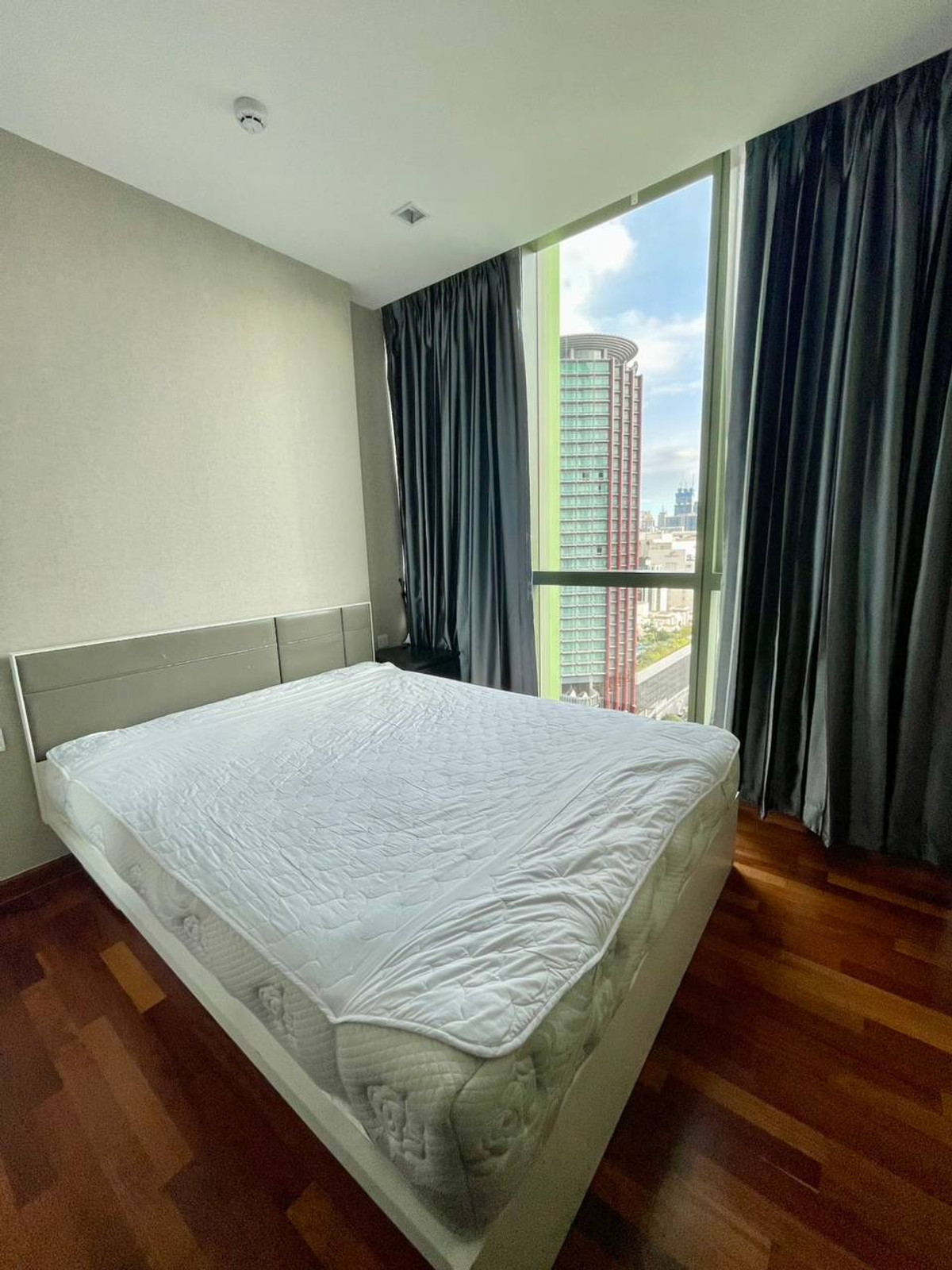 For RentCondoRatchathewi,Phayathai : Wish Signature Midtown Siam 1【𝐑𝐄𝐍𝐓】🔥A clean white room with a wood pattern, decorated with luxurious minimalist furniture, making the whole room look gentle but still expensive.🔥 Contact Line ID: @hacondo