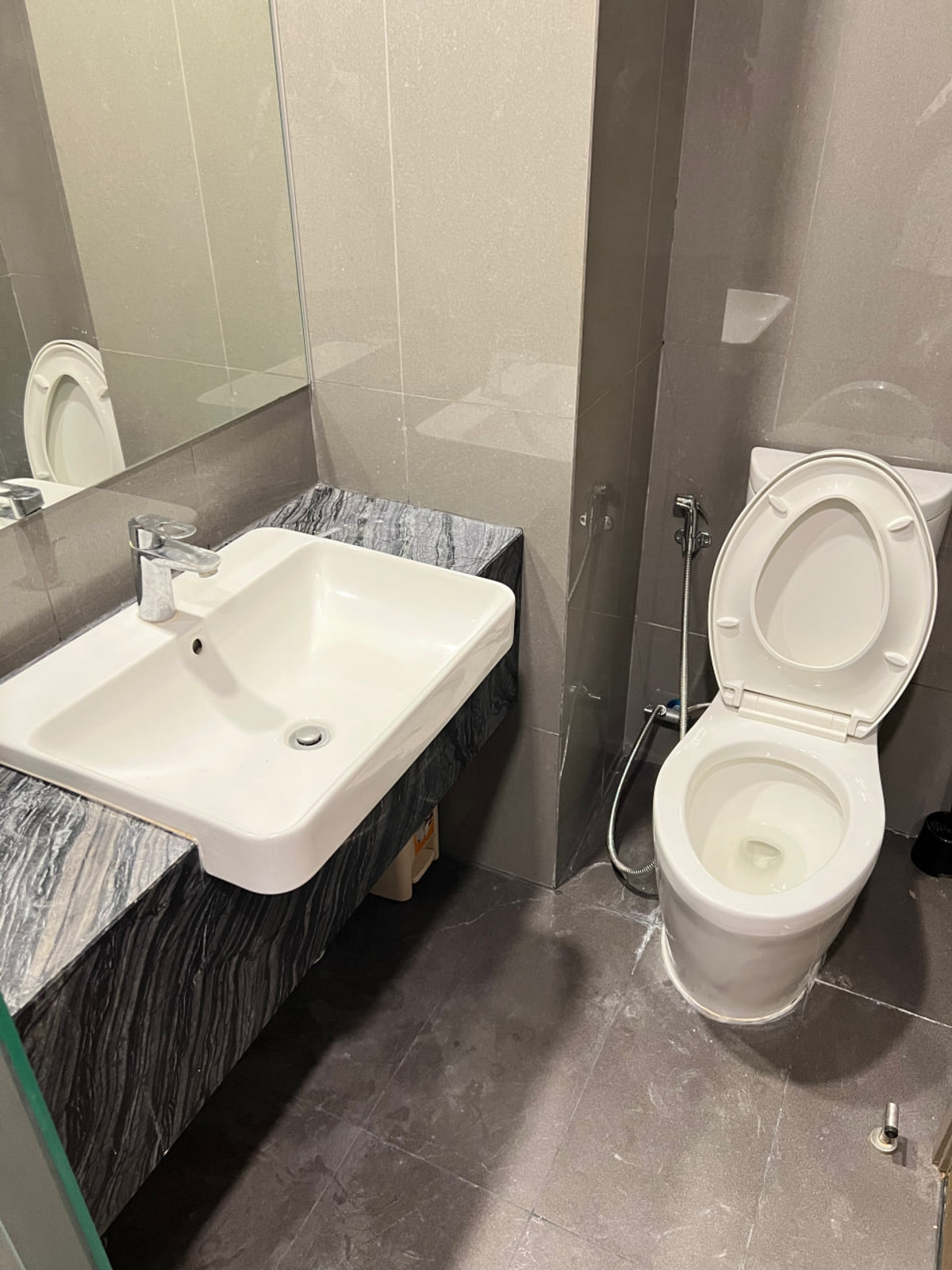 For RentCondoSiam Paragon ,Chulalongkorn,Samyan : Ashton Chula Silom【𝐑𝐄𝐍𝐓】🔥A dark-toned, cool room decorated with sharp-line furniture and hidden lights, adding a luxurious, modern vibe with charisma🔥 Contact Line ID: @hacondo