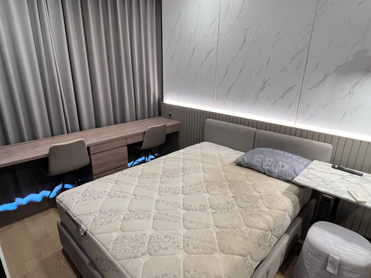 For RentCondoSiam Paragon ,Chulalongkorn,Samyan : Ashton Chula Silom【𝐑𝐄𝐍𝐓】🔥A dark-toned, cool room decorated with sharp-line furniture and hidden lights, adding a luxurious, modern vibe with charisma🔥 Contact Line ID: @hacondo