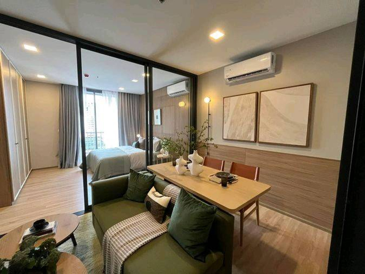 For SaleCondoRatchathewi,Phayathai : XT Phayathai【𝐒𝐄𝐋𝐋 & 𝐑𝐄𝐍𝐓】🔥The room is decorated with modern furniture and orange lights, adding a modern, luxurious studio feel.🔥 Contact Line ID: @hacondo
