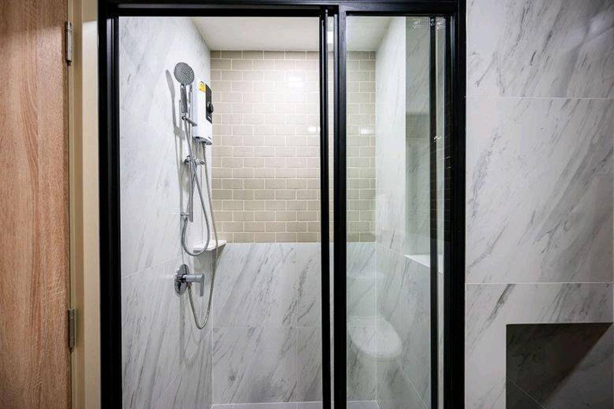 For SaleCondoRatchathewi,Phayathai : XT Phayathai【𝐒𝐄𝐋𝐋 & 𝐑𝐄𝐍𝐓】🔥The room is decorated with modern furniture and orange lights, adding a modern, luxurious studio feel.🔥 Contact Line ID: @hacondo