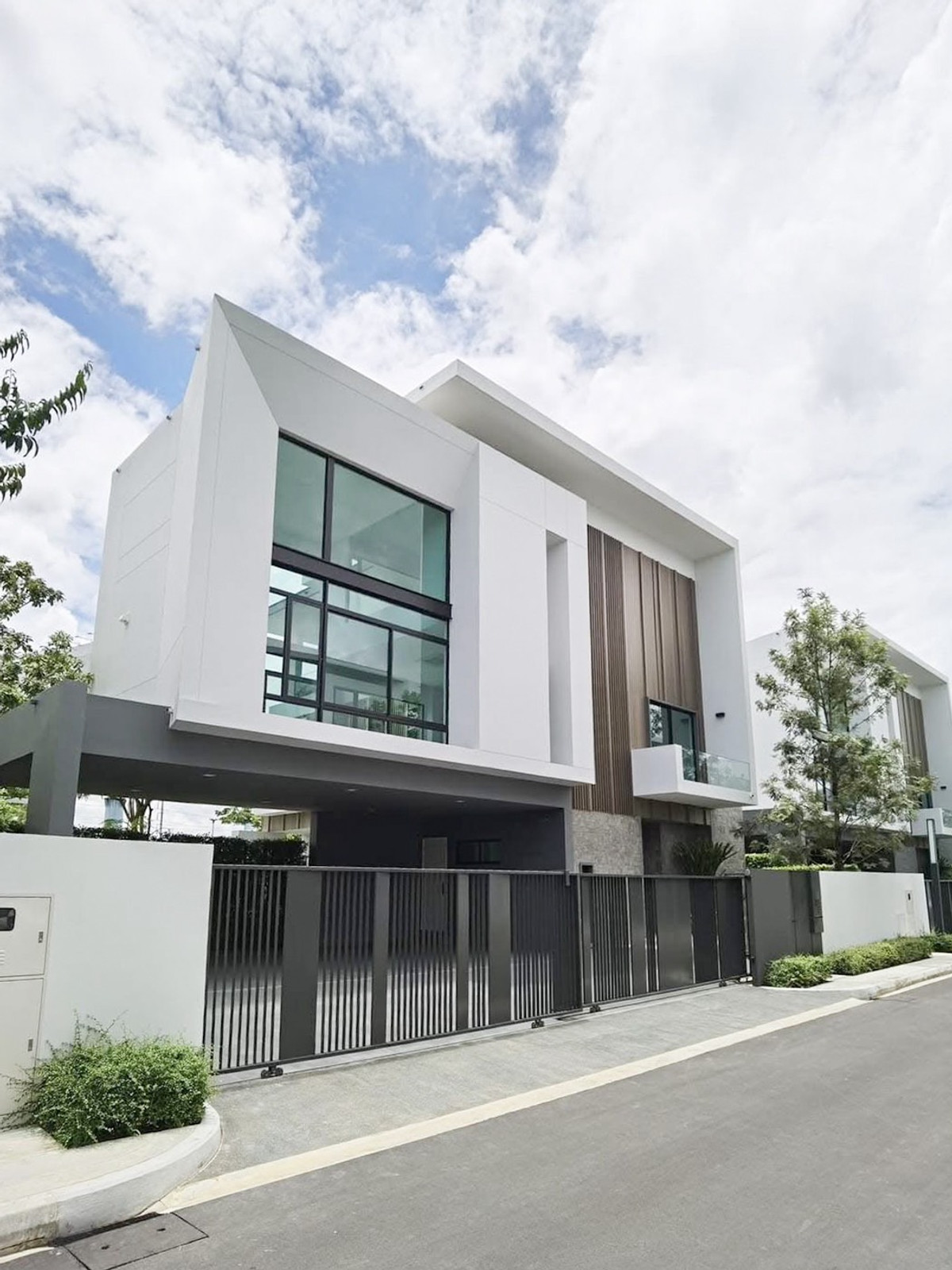 For SaleHousePattanakan, Srinakarin : Nantawan Rama 9 - Srinakarin / 4 Bedrooms (SALE WITH TENANT) BZD058