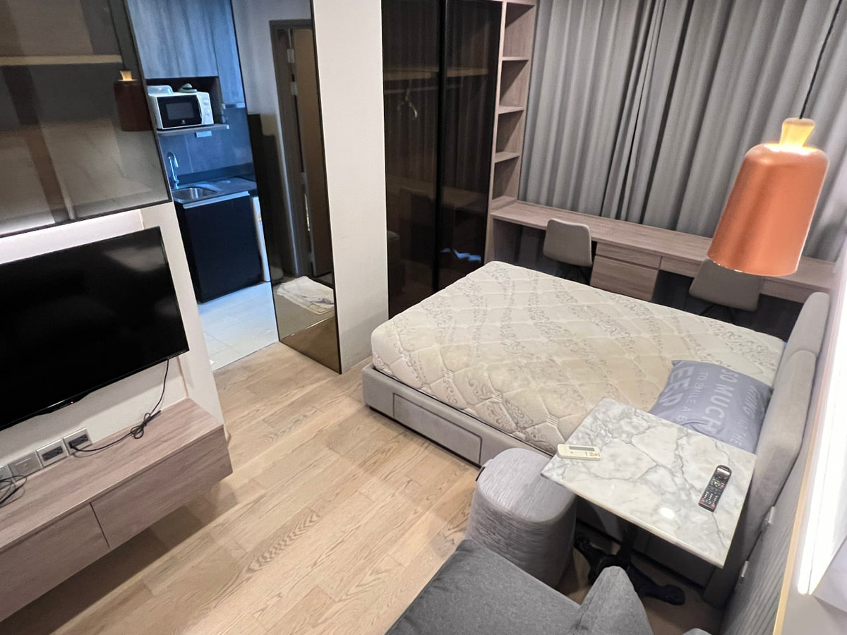 For RentCondoSiam Paragon ,Chulalongkorn,Samyan : Ashton Chula Silom【𝐑𝐄𝐍𝐓】🔥A dark-toned, cool room decorated with sharp-line furniture and hidden lights, adding a luxurious, modern vibe with charisma🔥 Contact Line ID: @hacondo