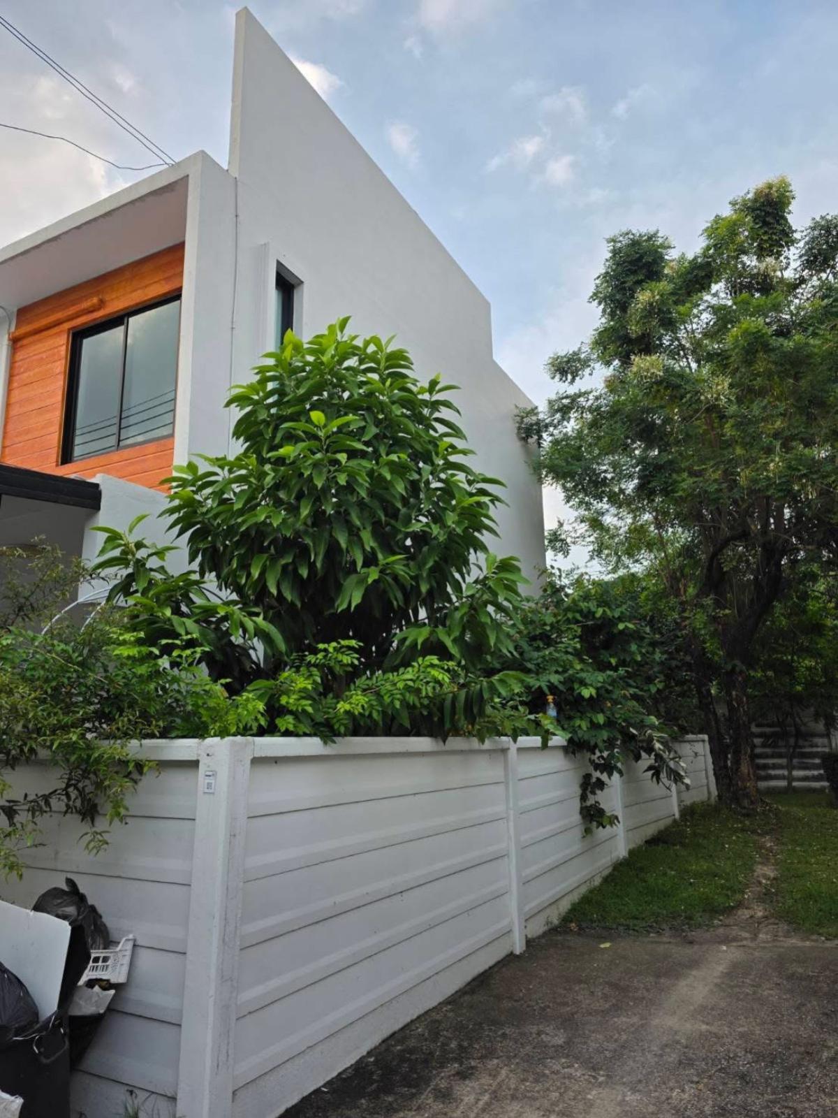 For SaleTownhomeKaset Nawamin,Ladplakao : For Sale Townhome, Soi 8, Lat Pla Khao Road , river view , newly renovated , Chorakhe Bua , Lat Phrao , Bangkok , CX-137968