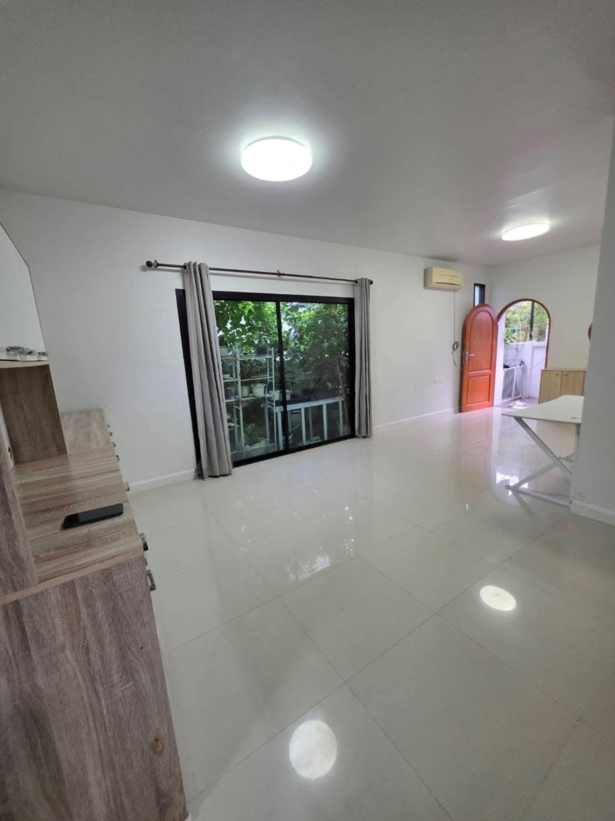 For SaleTownhomeKaset Nawamin,Ladplakao : For Sale Townhome, Soi 8, Lat Pla Khao Road , river view , newly renovated , Chorakhe Bua , Lat Phrao , Bangkok , CX-137968