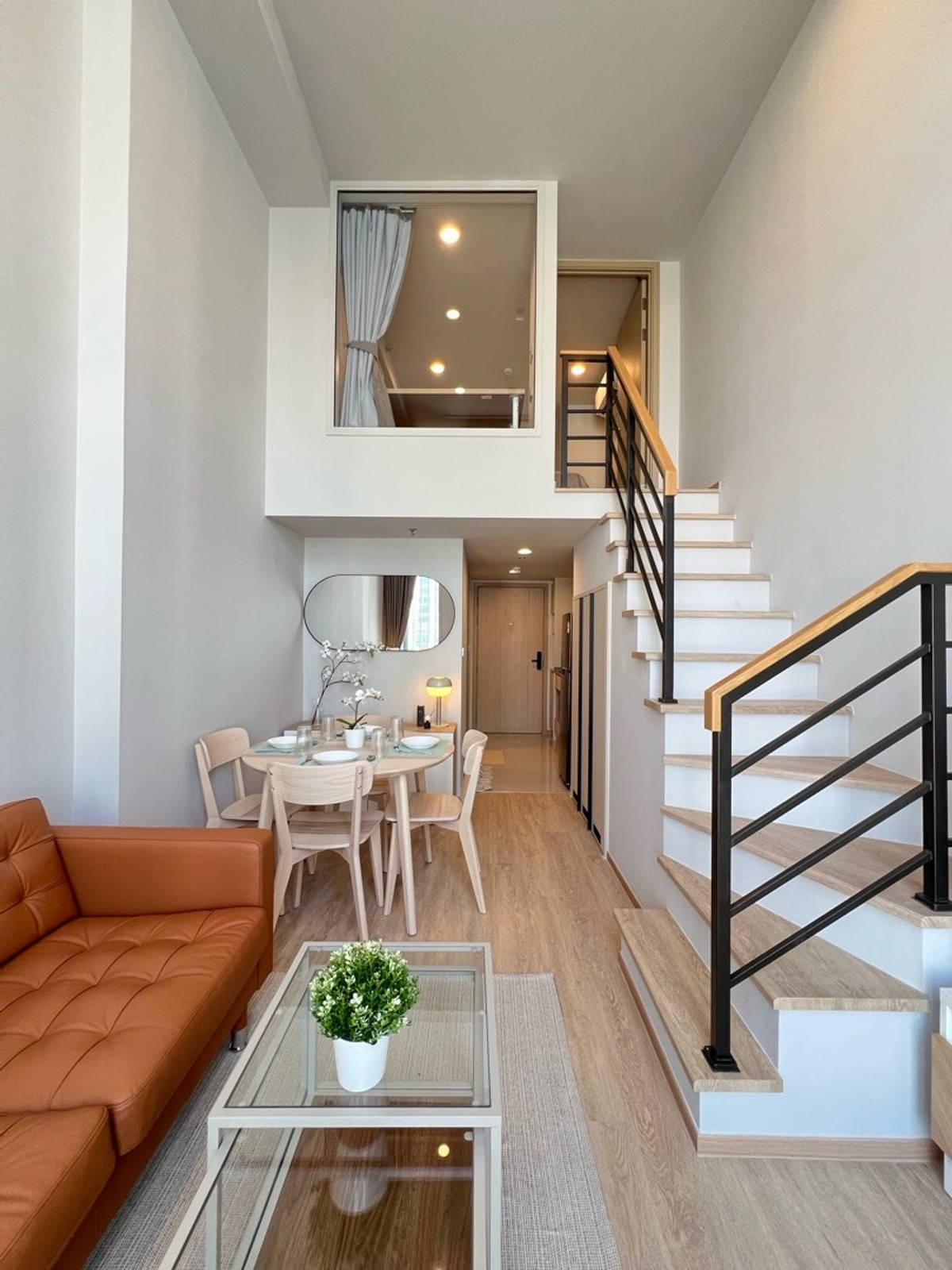 ให้เช่าคอนโดสยาม จุฬา สามย่าน : ปล่อยเช่า 1 ห้องนอน ห้องใหม่เพิ่งแต่งเสร็จ วิวจามจุรีสแควร์ ห้องเพดานสูง ขนาด 38 ตรม. Culture Chula นัดชมห้อง โทร.062-339-3663