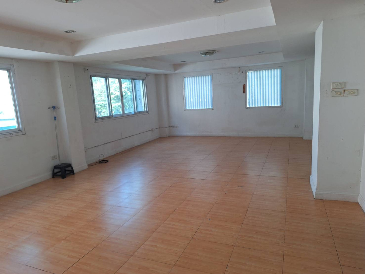 For RentShop HousePhutthamonthon, Salaya : HR3046 4-storey commercial building for rent (2 units hit through) in Salaya area, suitable for an office, trading, tutoring institute.