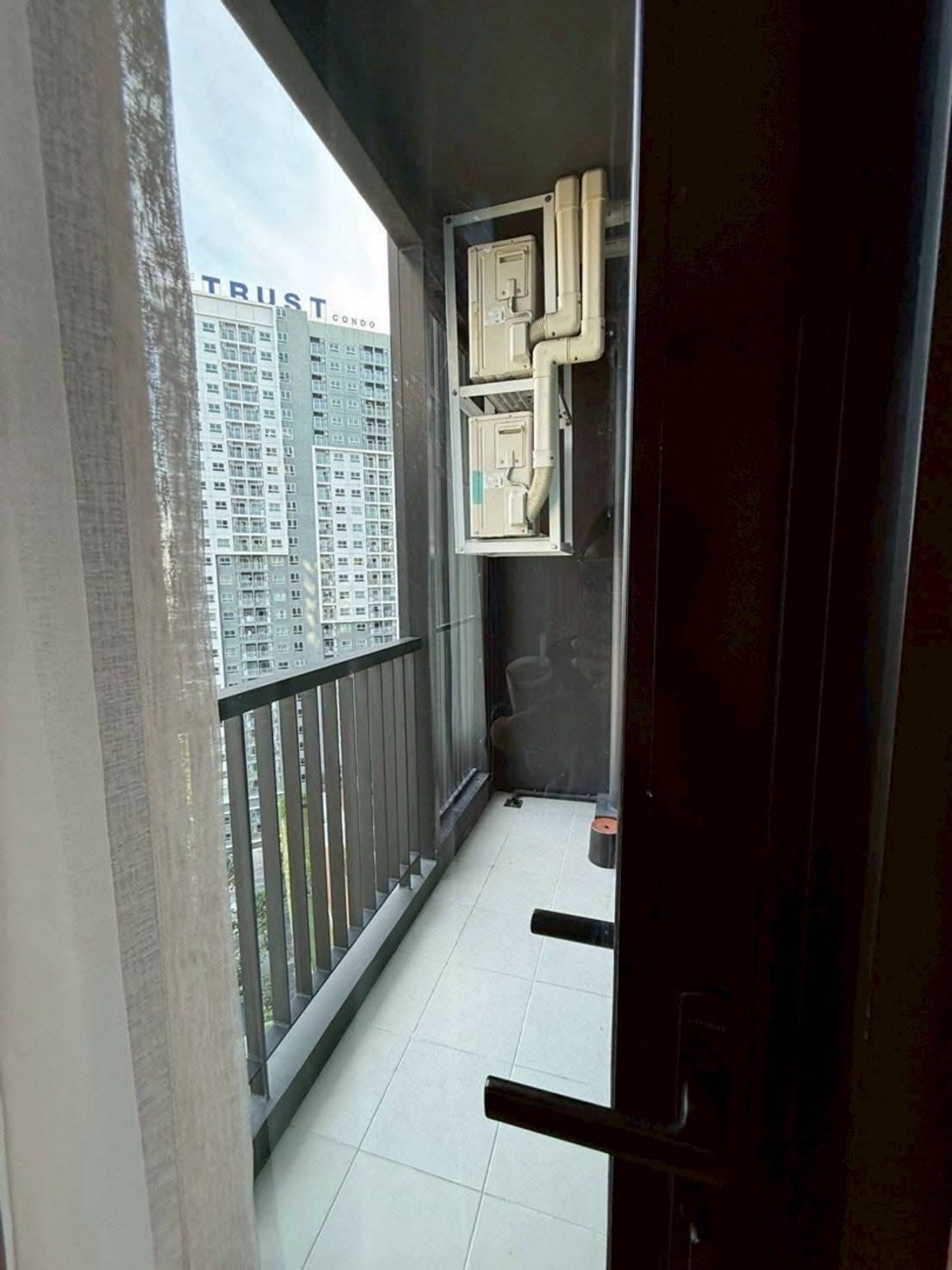 For RentCondoSamut Prakan,Samrong : Condo for rent next to BTS Aspire Erawan Prime, 17th floor, open city view, size 35 sq m, 1 large bedroom, price 15,000 baht.