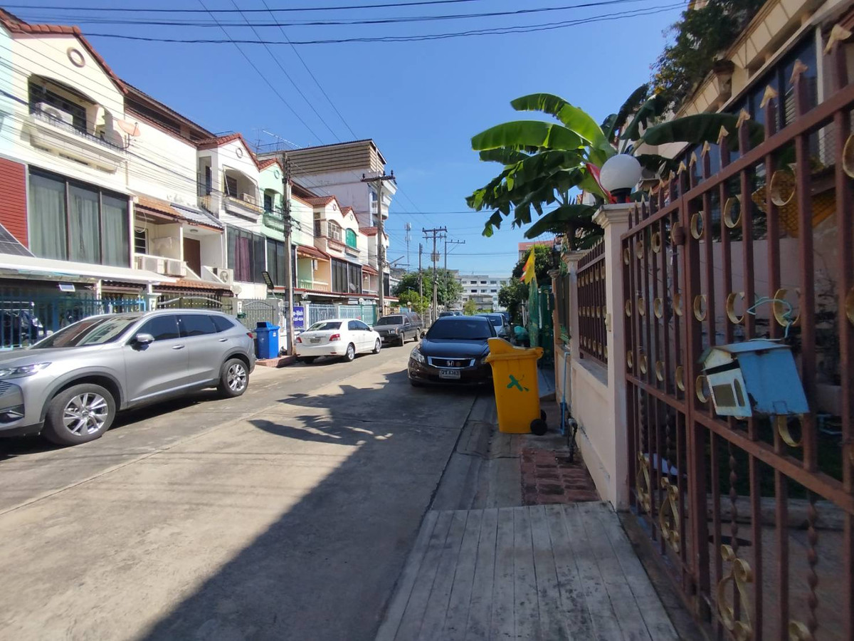 For SaleTownhomePathum Thani,Rangsit, Thammasat : Townhouse for sale Thanatcha Village, Bang Luang, Pathum Thani, 22 sq m.