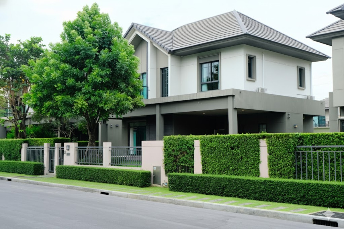 For SalePathum Thani,Rangsit, Thammasat : 95363 - HOT PRICE ! Beautiful house, new condition, zone in front of the park. Ready to decorate with built-ins throughout the house, fully furnished, ready to move in immediately.