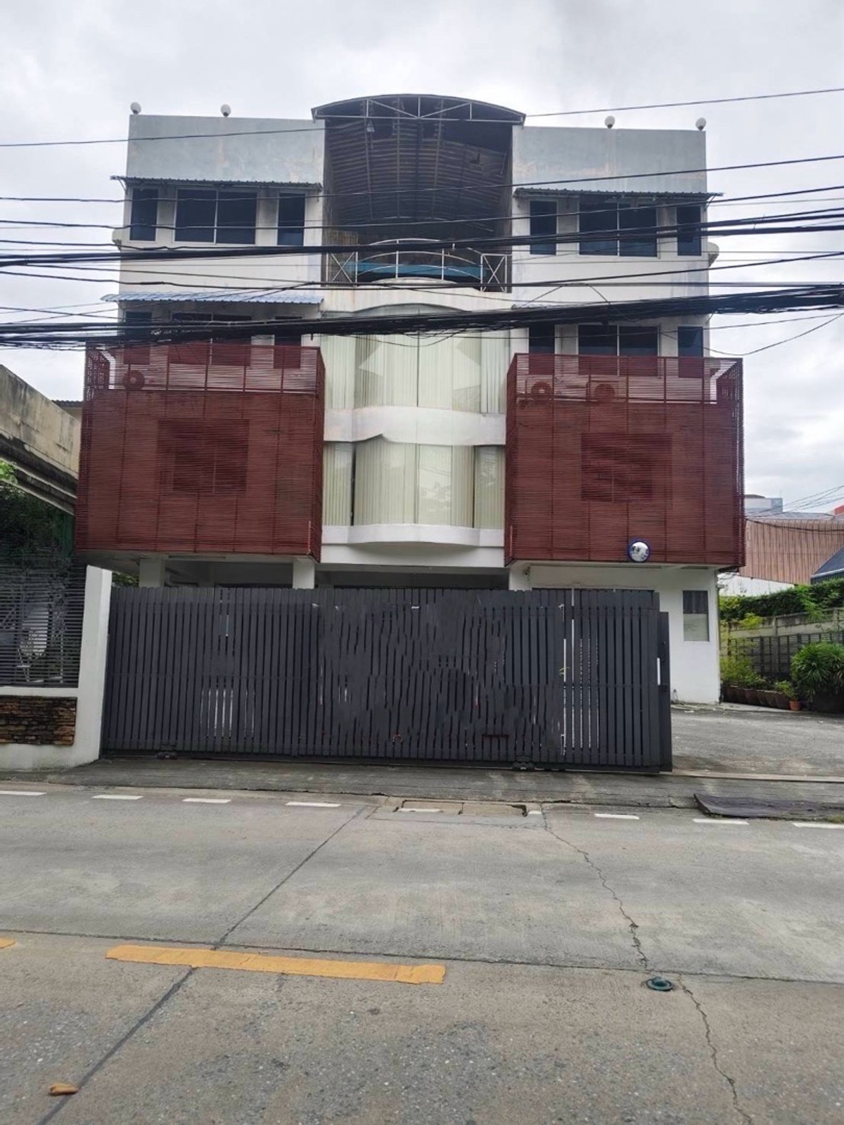 For RentOfficeBangna, Bearing, Lasalle : For rent, 5-story office with warehouse, lots of parking, located in Bangna Km. 3, good location, near industrial estates and expressway.