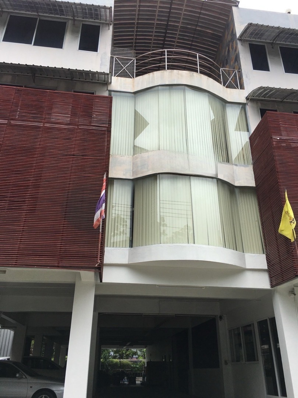 For RentOfficeBangna, Bearing, Lasalle : For rent, 5-story office with warehouse, lots of parking, located in Bangna Km. 3, good location, near industrial estates and expressway.
