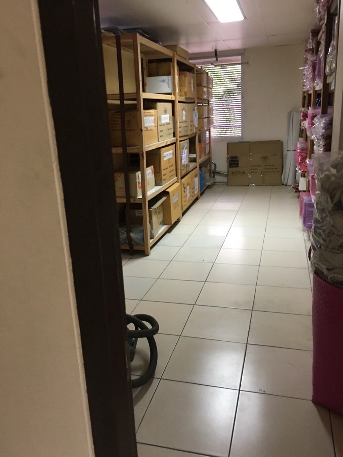 For RentWarehouseBangna, Bearing, Lasalle : Office, warehouse for rent, Bangna Km. 3, parking for many cars, near BITEC and the expressway.