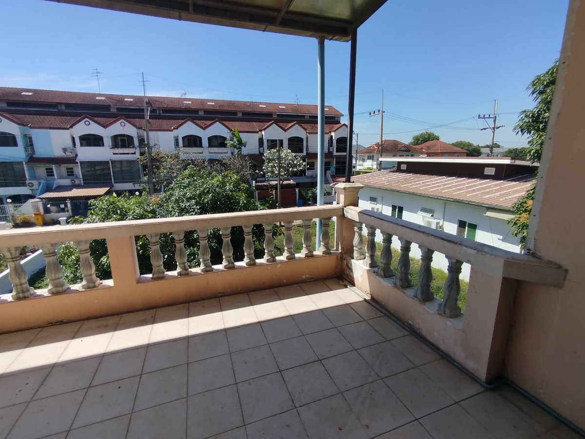 For SaleTownhomePathum Thani,Rangsit, Thammasat : Townhouse for sale Thanatcha Village, Bang Luang, Pathum Thani, 22 sq m.