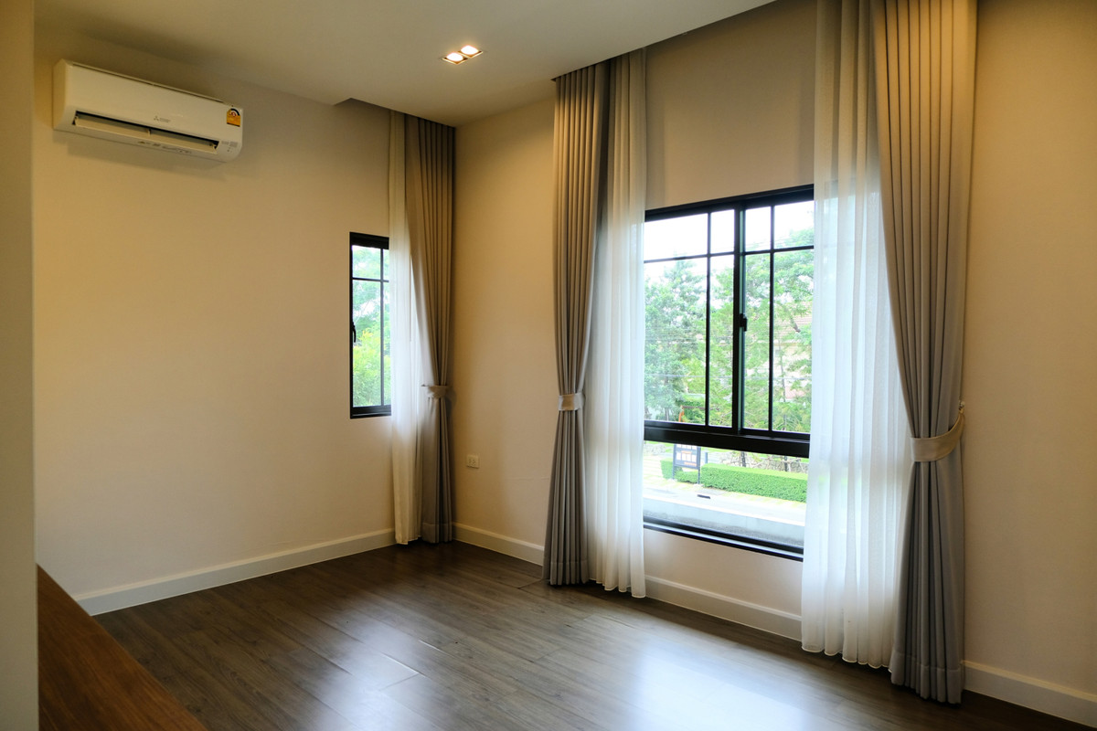 For SalePathum Thani,Rangsit, Thammasat : 95363 - HOT PRICE ! Beautiful house, new condition, zone in front of the park. Ready to decorate with built-ins throughout the house, fully furnished, ready to move in immediately.