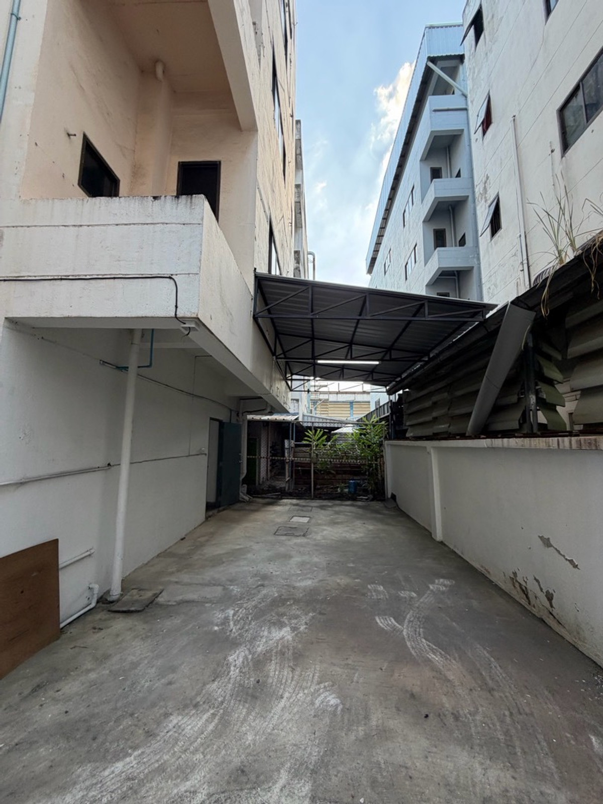 ให้เช่าโฮมออฟฟิศบางนา แบริ่ง ลาซาล : โฮมออฟฟิศ 5 ชั้น | ทำเลกิ่งแก้ว–บางนา ทิศตะวันออกเฉียงใต้ | โปรไฟล์อาคารดี | พื้นที่ใหญ่ ฟังก์ชันครบ