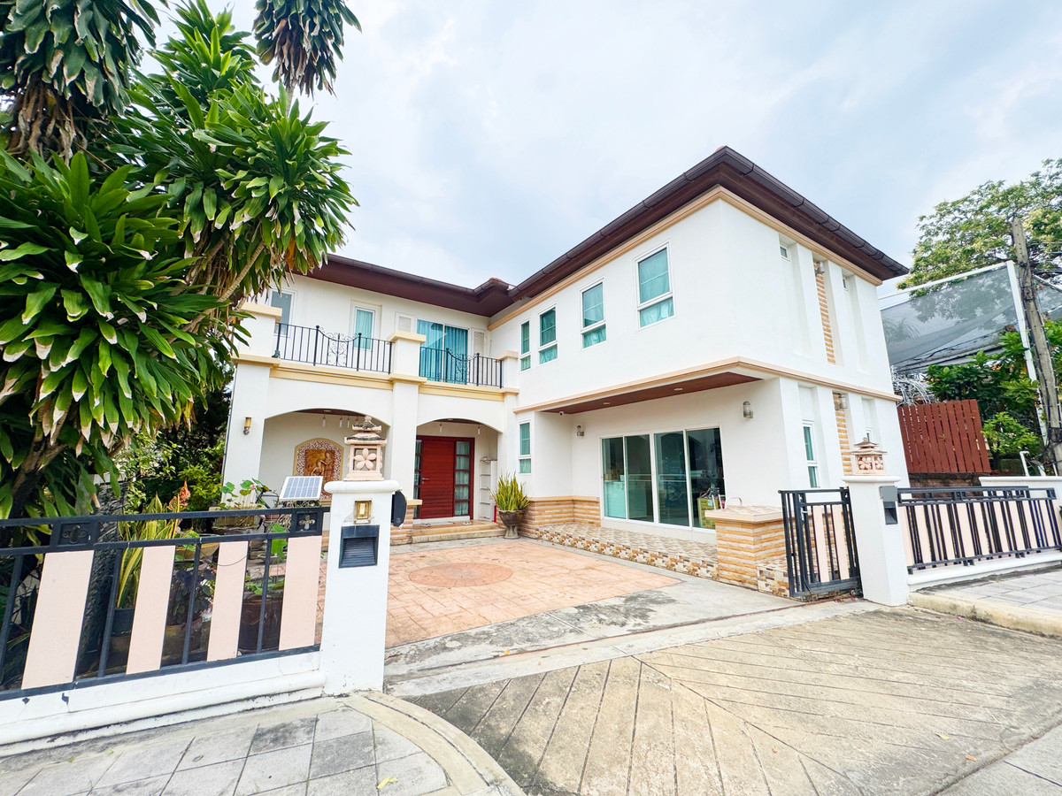 For SaleHouseVipawadee, Don Mueang, Lak Si : 🏰Large house 155 sq m in Don Mueang...but price less than 20 million, Grand Canal Don Mueang, 5 bedrooms / 6 bathrooms, lots of space for the whole family to play in + there is a guest house attached to the canal in the project!💦