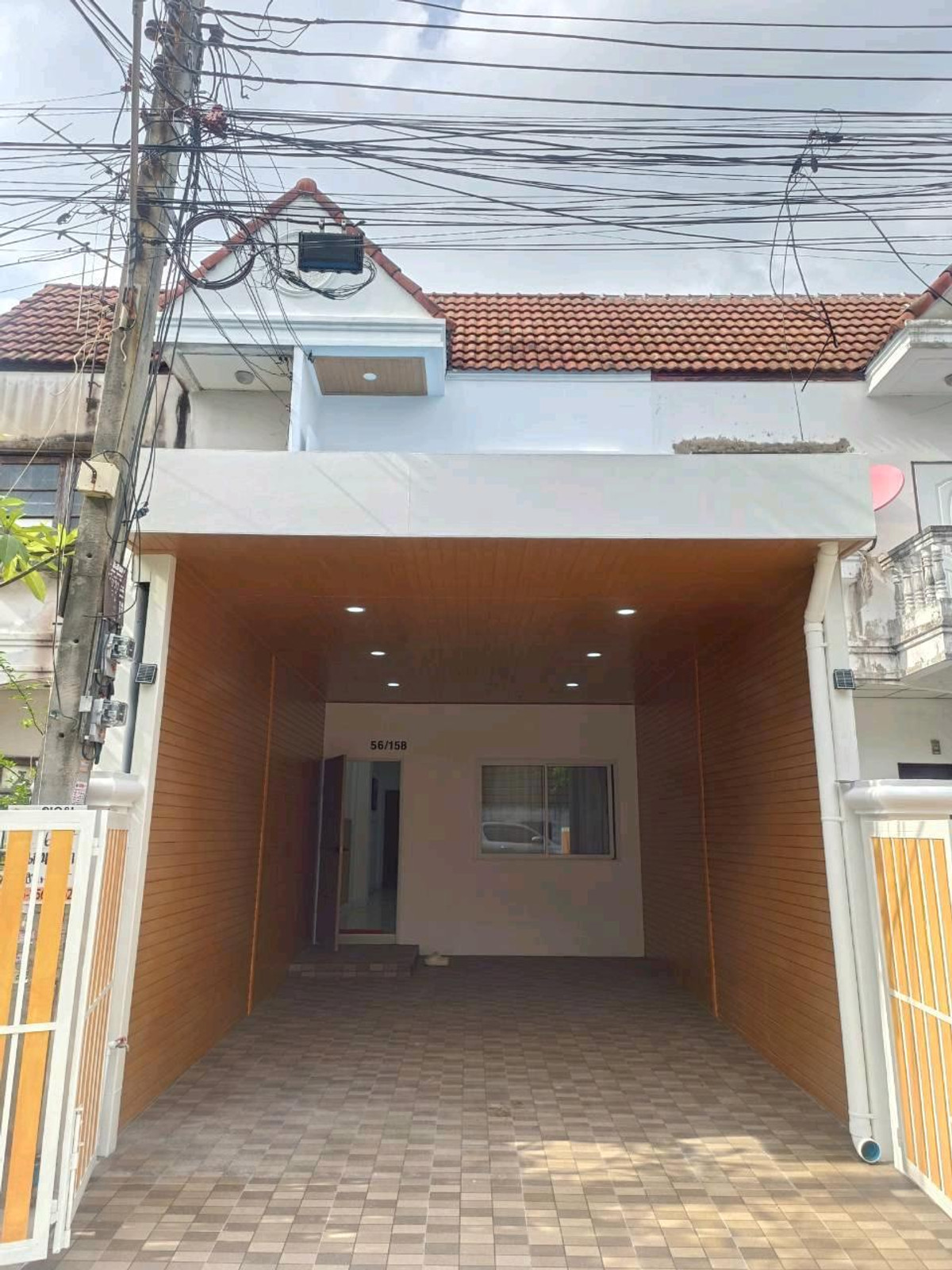 ทาวน์โฮมนวมินทร์ รามอินทรา : ให้เช่า ทาวเฮ้าส์2 ชั้น 18ตารางวา  สภาพใหม่ จอดรถได้2คัน +แอร์+เครื่องทำน้ำอุ่น