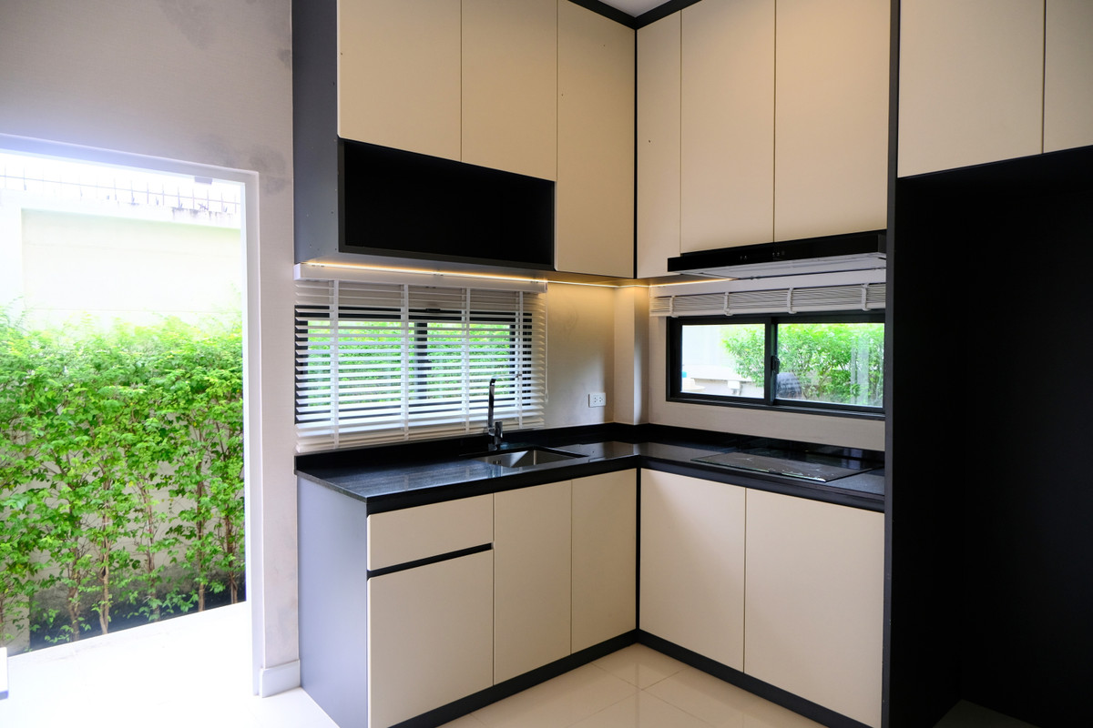 For SalePathum Thani,Rangsit, Thammasat : 95363 - HOT PRICE ! Beautiful house, new condition, zone in front of the park. Ready to decorate with built-ins throughout the house, fully furnished, ready to move in immediately.